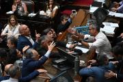 Gritos, forcejeos y fuertes denuncias de compra de voluntades: Diputados aprobó la reforma laboral y la envió al Senado