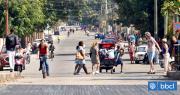 Ni auto ni transporte público: Falta de combustible se agrava en Cuba y la gente solo se mueve a pie