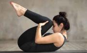 ¿Se te hincha el abdomen y te duele? 3 posturas de yoga fáciles para desinflamar el vientre rápido