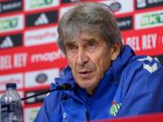 El chileno Pellegrini dejó de lado la rivalidad con Sevilla y se solidarizó con Almeyda por su durísima sanción en España: Es lamentable”