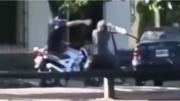 Un motoquero mató a golpes a un automovilista tras una discusión de tránsito