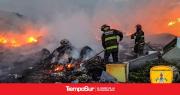 Intensa labor de Bomberos para controlar un incendio en el Vaciadero