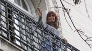 Cristina Kirchner saludó desde el balcón en su cumpleaños, en medio del paro y el debate por la reforma laboral