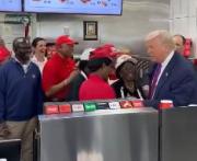Trump desata euforia en restaurante de comida rápida -