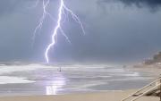 Captan impresionante rayo en una playa y a metros de familia que disfrutaba del agua
