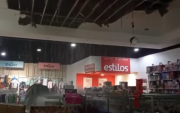 ¡Peligroso! Techo de centro comercial en Arequipa se desprende en medio de intensas lluvias