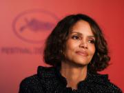 Halle Berry se siente discriminada porque le dicen que está bella a los 59 años