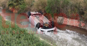 Volcó un auto y terminó en un canal en Santa Lucía: pidieron reducir el caudal para sacar el vehículo