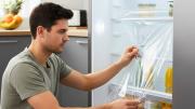 Colocar papel film en los estantes de la heladera: por qué recomiendan hacerlo