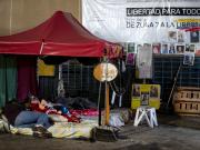 Venezuela afirma que liberó a otros 80 presos, pero cientos más todavía esperan que el régimen cumpla con la ley de amnistía