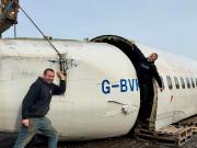 Compró un viejo avión y ahora planea convertirlo en un búnker subterráneo en el patio de su casa