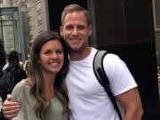 Un ex participante de American Idol fue acusado de asesinar a su esposa y fingir un robo: ¡Alguien entró a mi casa!