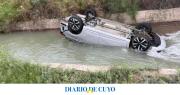 Un auto cayó a un canal en Santa Lucía y otro volcó en Albardón: dos operativos y un joven hospitalizado