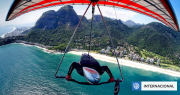 Turista de EEUU y un instructor brasileño mueren al caer con ala delta en playa de Río de Janeiro