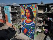 Una Gioconda hecha con 100.000 tapas de plástico: el mural ecológico que transforma un barrio de El Salvador