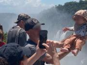 Sostuvieron a su bebé en el vacío para una foto en las Cataratas del Iguazú