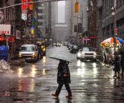 Nueva York prohíbe viajes y cancela clases por la dura tormenta invernal que vive