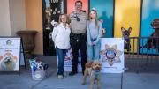FINAL FELIZ: Policía adoptó a perrito que conmovió las redes tras ser abandonado en el aeropuerto de Las Vegas