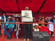 Arias anuncia estatua de David Santalla frente al Teatro Municipal