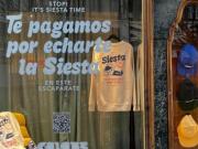 Una empresa ofrece dinero para tomar una siesta en la vidriera del negocio