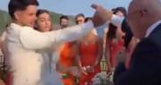Video: Novio en su boda confunde la bendición del sacerdote con un “choque los 5”