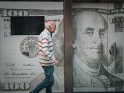 El dólar volvió a bajar pero el riesgo país pegó un salto por una caída de los bonos