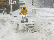 Más de 20 dólares la hora por palear nieve: la desesperada oferta de Nueva York ante una tormenta imbatible