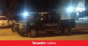 Una mujer se atrincheró en una casa y comenzó a romper todo