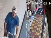 Ladrón intimidó a un joven con capacidad especial y huyó con una vitrina con joyas