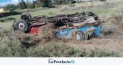 Terrible choque en Pocito: un auto quedó aplastado y volcó un camión