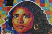 El Salvador: Artista Venezolano Oscar Olivares crea mural de una Mona Lisa LatinoAmericana en un edificio de apartamentos
