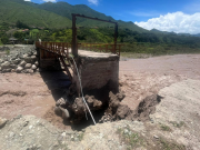 Puente de Sulupali queda inhabilitado por socavón: “Es el mal de cada año en invierno”