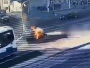 Iban siete en un auto, se metieron en el Metrobús y quedaron aplastados por un colectivo: el desesperado escape entre las llamas