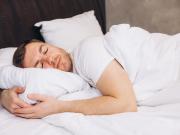 Cuántos minutos deben pasar desde que una persona se acuesta hasta que se duerme y que sea saludable