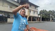 Con su bicicleta y un silbido inconfundible, lleva mariscos frescos casa por casa en Guayaquil