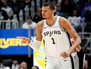 Los Spurs dominaron a Detroit en un choque de titanes
