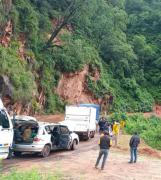 Pasajeros varados por deslizamientos en la carretera Entre Ríos – Palos Blancos