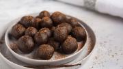 Trufas de cacao, nueces y dátiles: el desayuno saludable y delicioso que aporta energía al instante