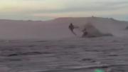 Sucedió en Villa Gesell: se le trabó la moto en la playa y salió volando 10 metros sin casco