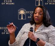 Cook afirma que la Fed podría no lograr contrarrestar la pérdida de empleos por la IA