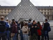 Dimite la directora del Louvre en medio de varios escándalos