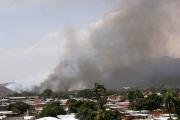 Afectada visibilidad de conductores por incendio de vegetación en Cavim