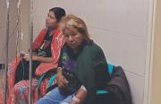 En sillas y con suero, Natalia y Juana encarnan el colapso hospitalario