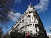 Muros de cuero y 800 metros de perversión: dentro del búnker parisino de Epstein, a metros de la residencia argentina