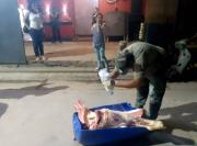 Escondía 80 kilos de carne bajo la ropa en una carnicería frente a la plaza de El Tala