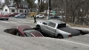 Insólito: derrumbe en carretera de Nebraska abrió un socavón que se tragó a dos automóviles