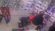 Nuevo robo piraña en farmacia de Tres Cruces: tres delincuentes se llevaron perfumes y dejaron abandonada una moto