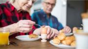 La dieta de huevos y verduras que recomiendan los expertos a personas mayores de 60 años