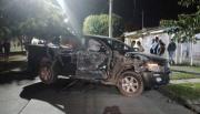 Impactante accidente en Bº San Carlos: una camioneta se llevó puesto un árbol, cruzó de carril y casi se incrusta en una pizzería