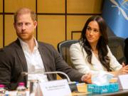 En un simbólico gesto político, el príncipe Harry y su esposa Meghan visitan en Jordania un hospital con chicos evacuados de Gaza